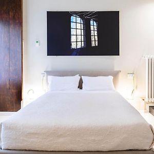 Kleines Zimmer mit Kingsize-Bett